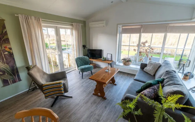 Canal-side Stay, Giethoorn