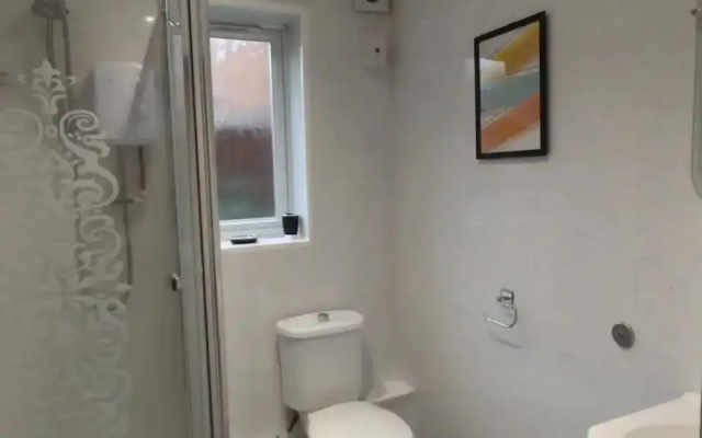 Room in Guest Room - Spacious Double Room in Coventry