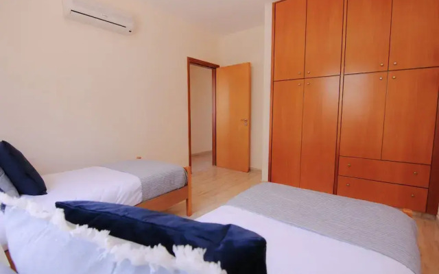 Phaedrus Living: Universal City Flat Alina