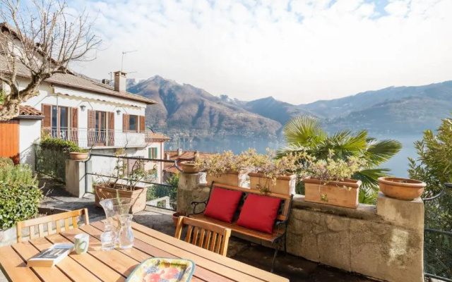 Design Apartment with Lake View!