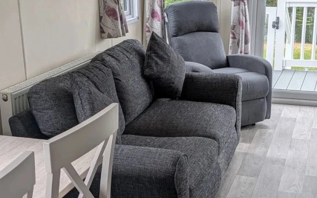 Static Caravan 2 Bed Sleeps 6 Overlooking Water