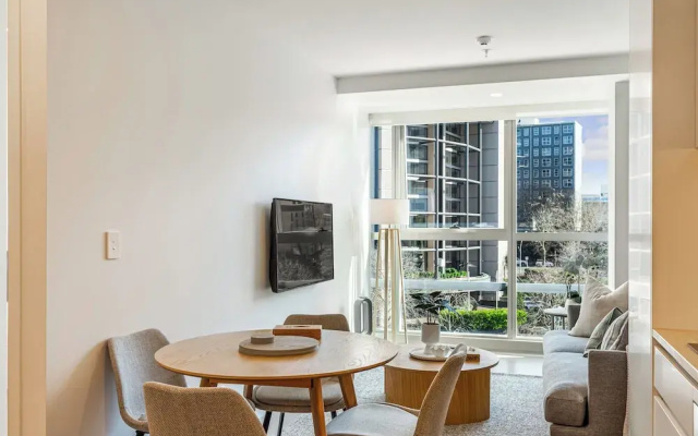 Chic Central Apt with Gym and Pool by Zodiak Stays