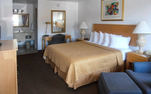 Desert Sands Inn & Suites