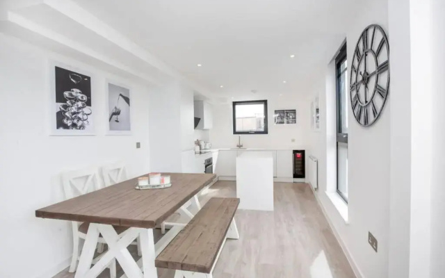 2 Bedroom Penthouse - Large Balcony - Minster View