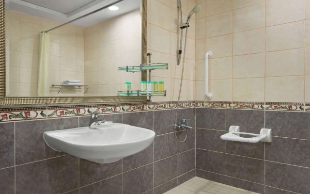 Howard Johnson Plaza By Wyndham Dubai Deira