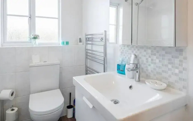2 Bed Apartment Sleeps 5 - Wifi, Free Parking