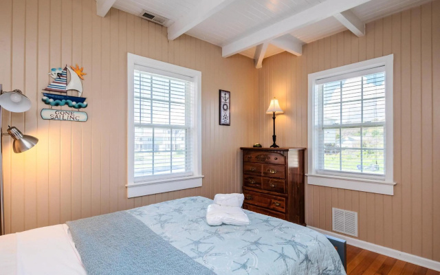 Coastal Breeze by Oak Island Accommodations
