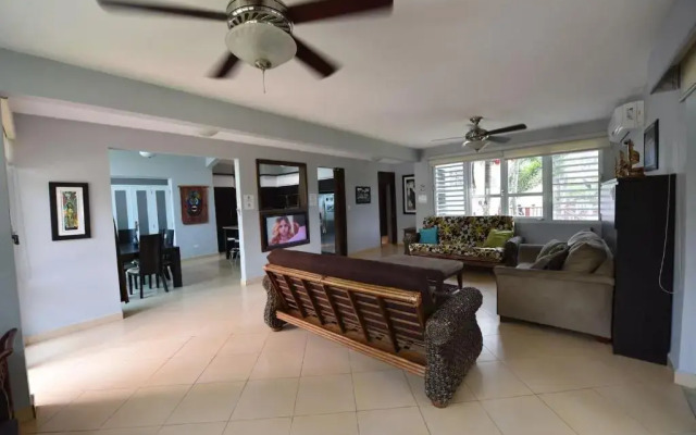 Isabela Villa Bonita - Vacation & Event Venue Sleeps 50!