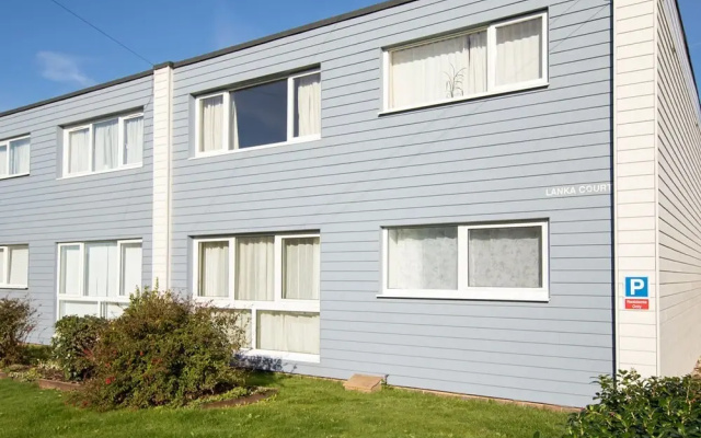 Sunny Modern Nr Beach Village w Parking
