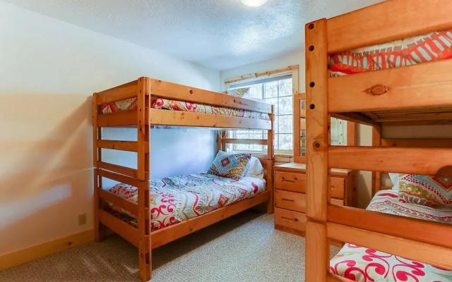 3 Mt Baker Peaceful Lodge Style Home with Private Hot Tub and BBQ on the Patio by RedAwning