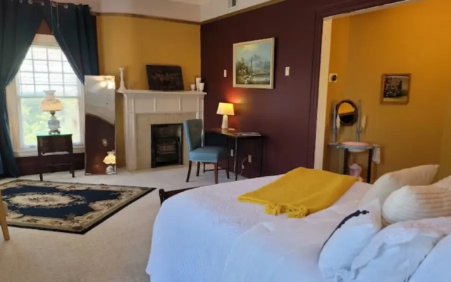 The Kings Throne Inn and Guest House