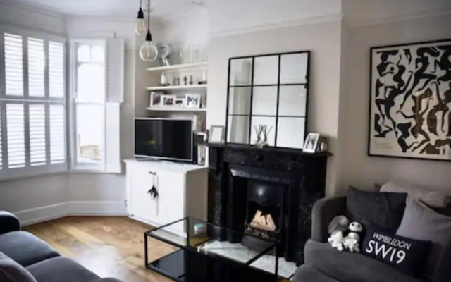 Spacious 2 Bedroom Family Home in Earlsfield