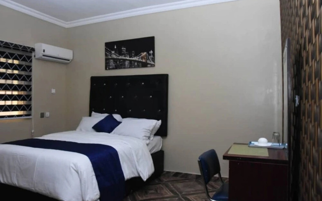Beautiful 1 Bed, Living Room in a Hotel Penthouse