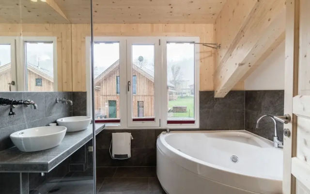 Cosy Chalet With hot tub