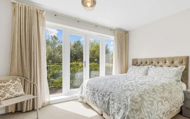 3-bed Greenhithe Retreat Garden Near Bluewater