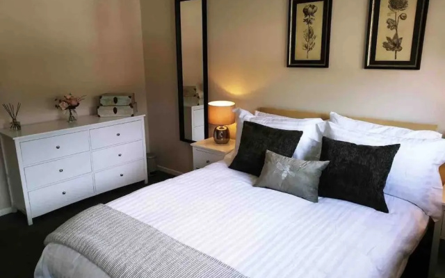 Ideal Selly Oak Home - Family or Business