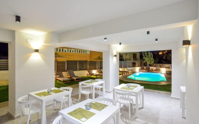 Stylish S&k 'k' Villa 200m From The Beach