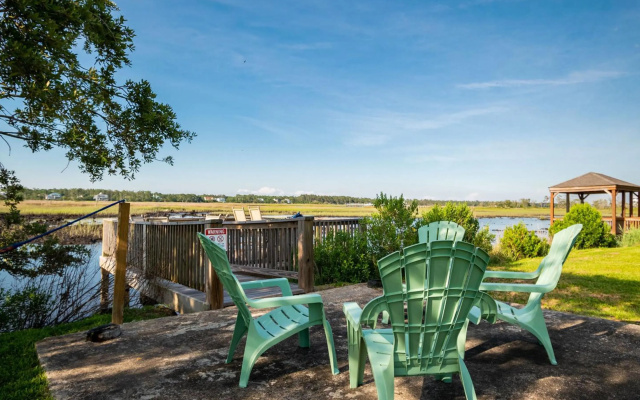 Dockside Paradise by Oak Island Accommodations