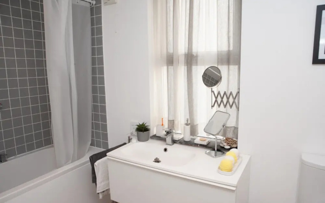 Charming 1 Bedroom House Close to City Centre