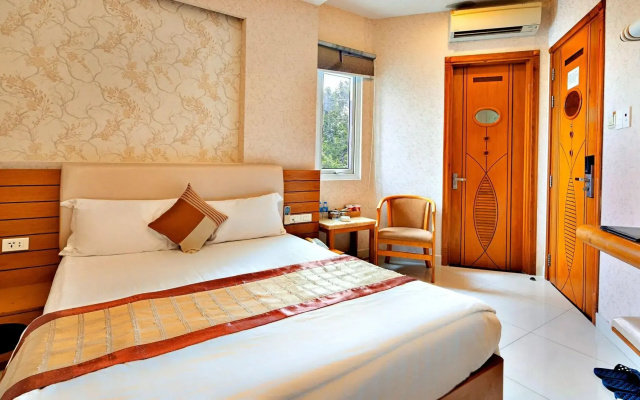 S79 Happy Hotel