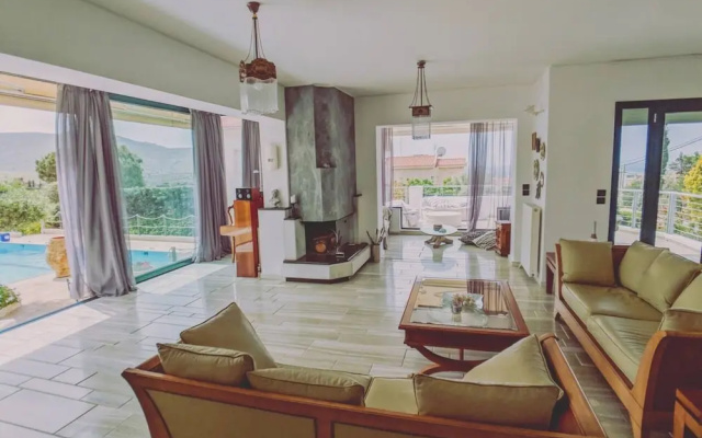 Stunning 4-bed Villa in Lagonisi Kalivia Thorikou