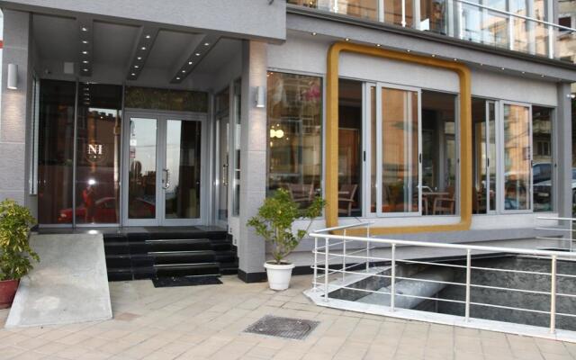 Hotel Nais Beach Дуррес вид на фасад