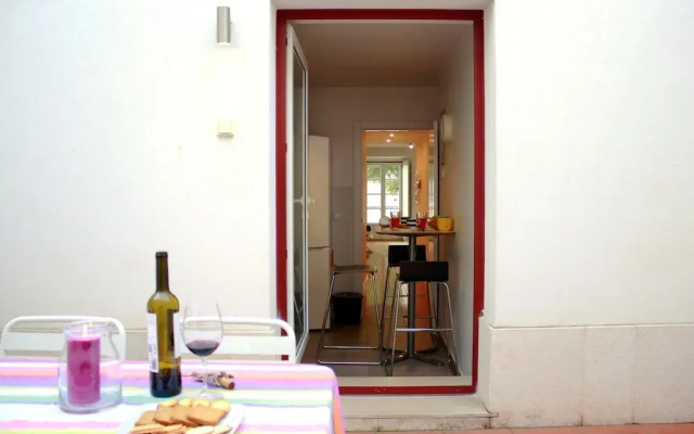 ALTIDO Modern 1-bed Apt w/terrace, moments from São Bento Palace