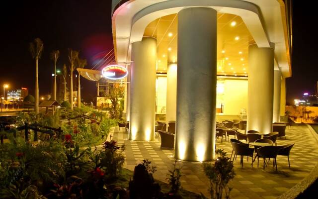 Muong Thanh Grand Ha Long Hotel вид на фасад