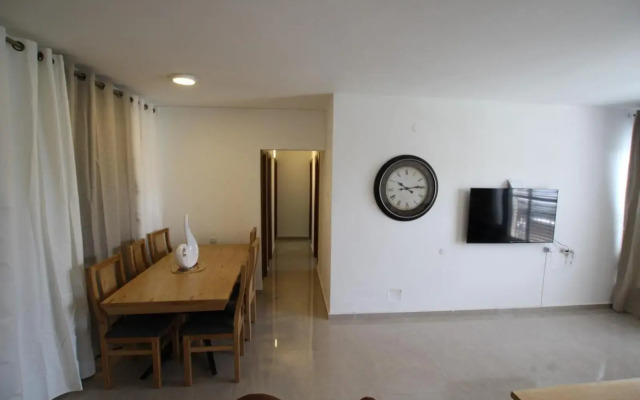 Isramax 3BR apartment near the sea.