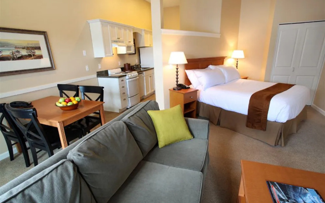 Rivertide Suites Hotel
