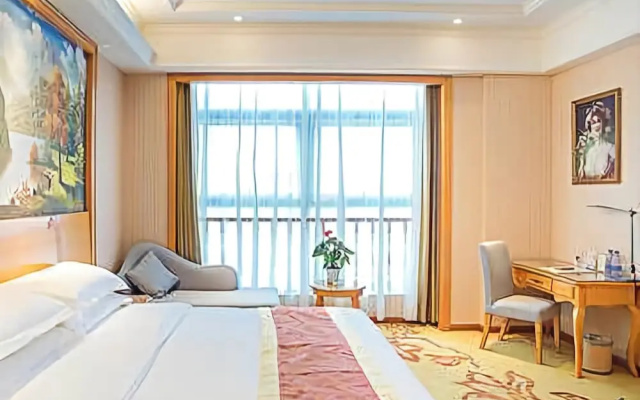 Vienna International Hotel (Leshan High-speed Railway Station)