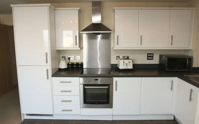 2 Bed Modern Apartment-Wilmington Close