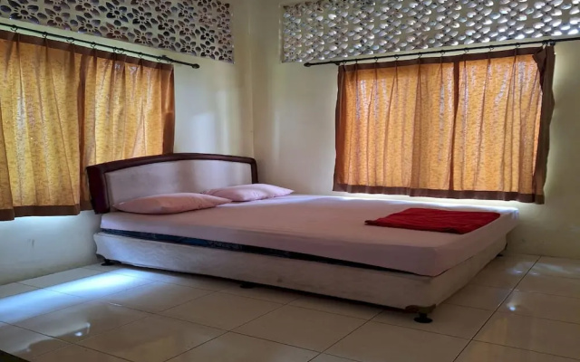 OYO 93280 Villa Efita