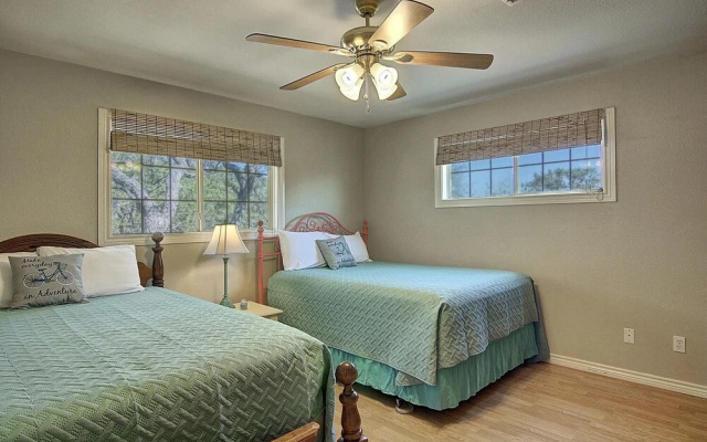 Fantasy Oaks Lodge 4 Bedroom Home by RedAwning