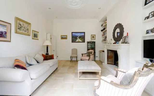 Cute 2-bed Chelsea Apartment