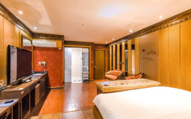 Hotel L & S