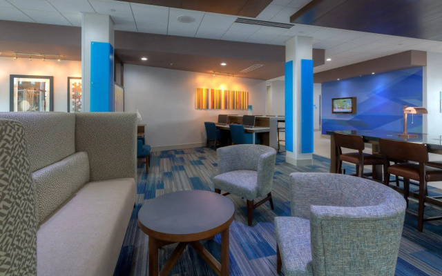 Holiday Inn Express & Suites Tulsa Midtown by IHG
