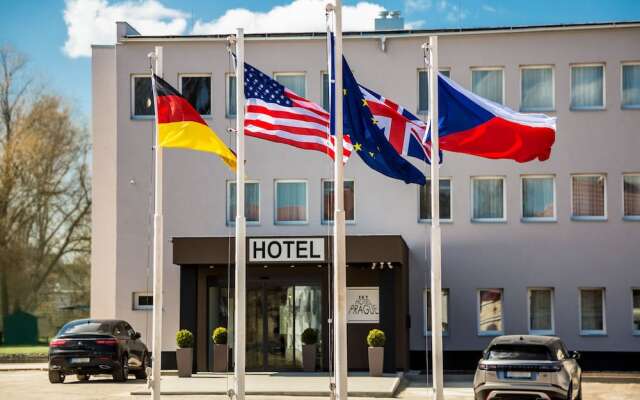 SKY Hotel Prague вид на фасад