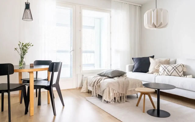 1br apartment with balcony by university
