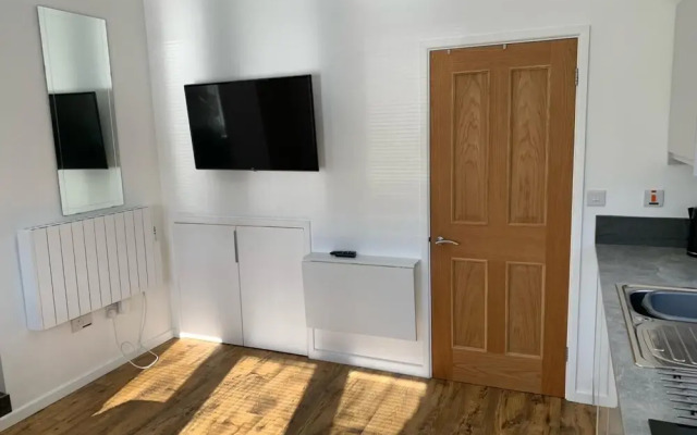 Modern 1-bed Apartment in Caldicot, Self Check in