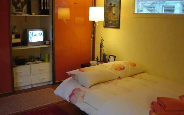Phildutch Houseboat Amsterdam Bed and Breakfast