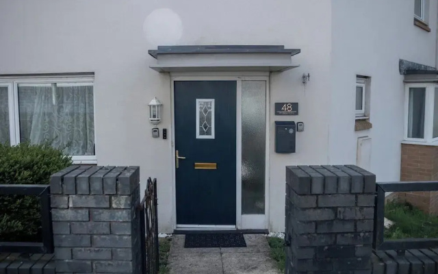 Bright 4-bed Swansea Getaway With Parking