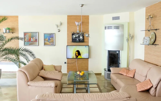 FM Deluxe 2-BDR Apartment - Varna Port