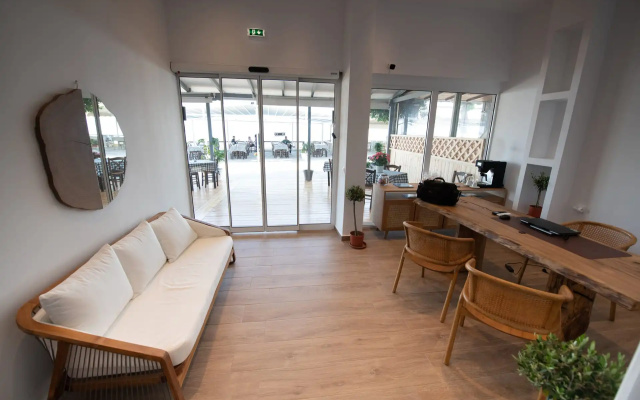 Flisvos Beachfront Apartments