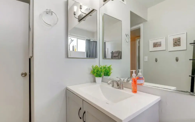 Walk to Conveniences: Tempe Condo w/ Pool!