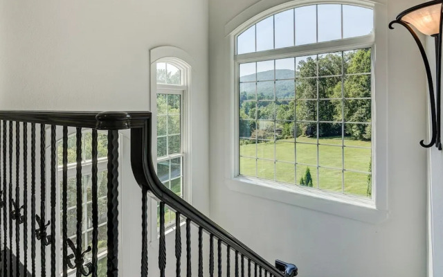 Waterfall Manor - 4 Br Home