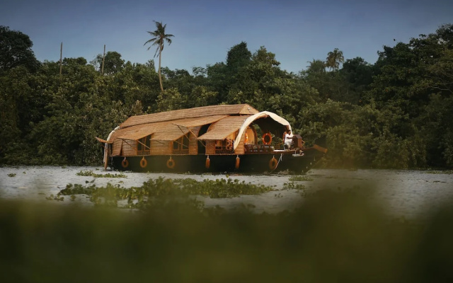 Spice Coast Cruises CGH Earth-Houseboat