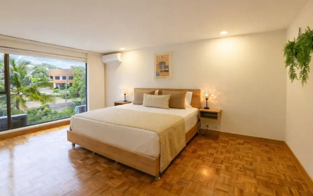 401 - Luxury 4BR Retreat With Private Bathtub and AC