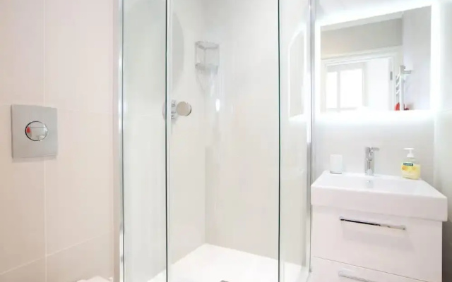 JOIVY English Retro 2BR Apt Near Battersea Park