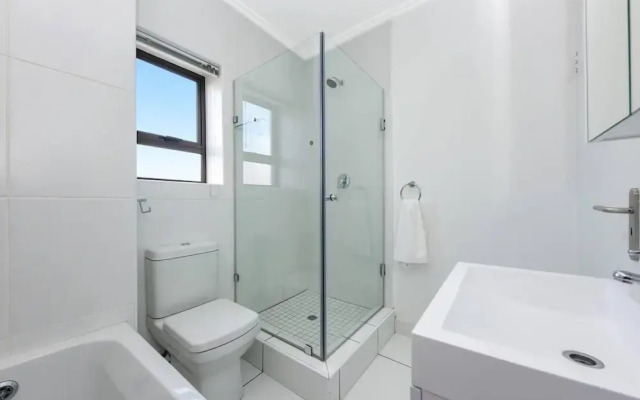 2 Bed Flat - Sleeps 4 - Pool - Garden - Parking